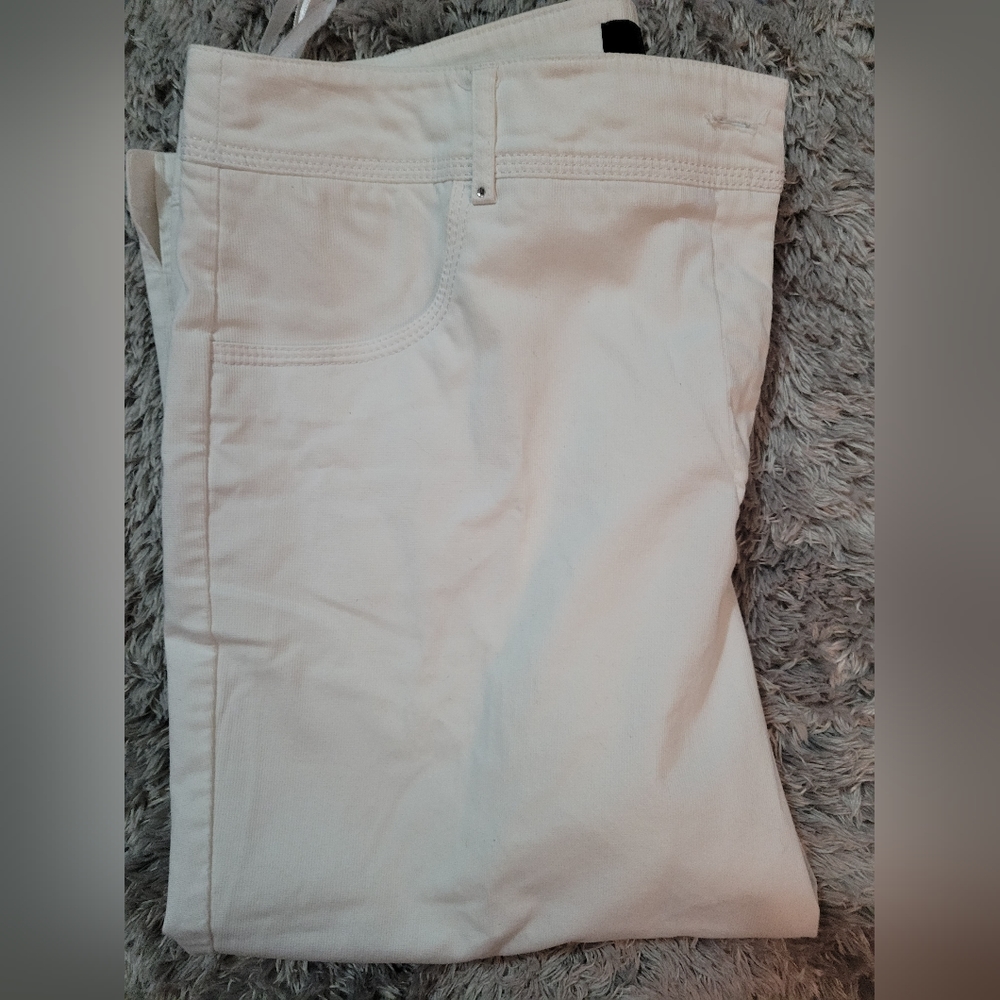 Laura petites NWOT white cropped pants w/ rhinestone floral detail size 14